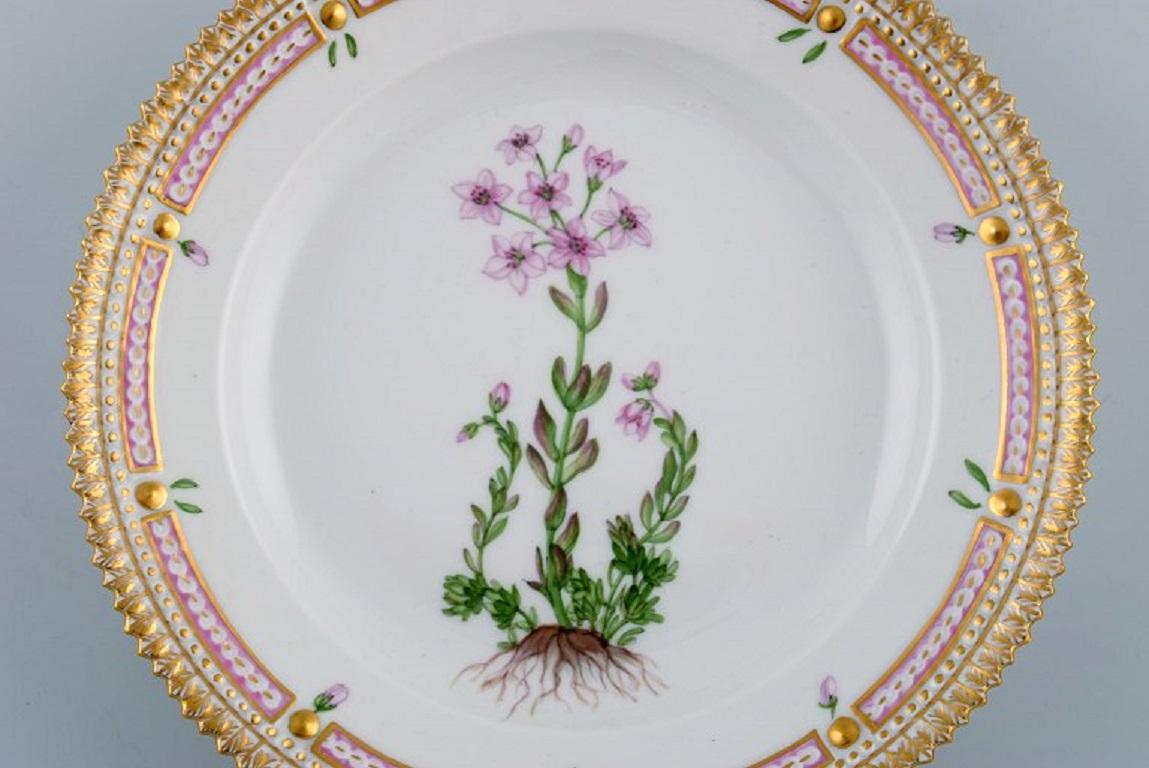 Royal Copenhagen Flora Danica salad plate in hand-painted porcelain with flowers and gold decoration. Model number 20/3573.
Measure: diameter: 19.5 cm.
In perfect condition.
1st Factory quality.
Stamped.
