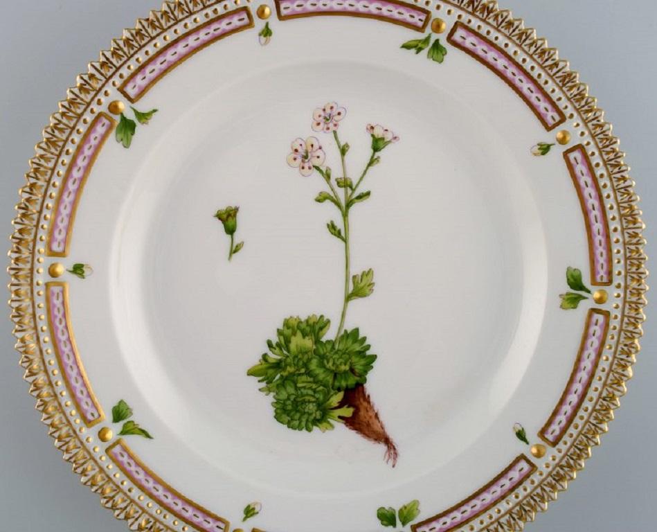 Assiette à salade Flora Danica de Royal Copenhagen en porcelaine peinte à la main avec des fleurs et une décoration dorée. 
Numéro de modèle 20/3573.
Diamètre : 19,5 cm.
En parfait état.
1ère qualité d'usine.
Estampillé.