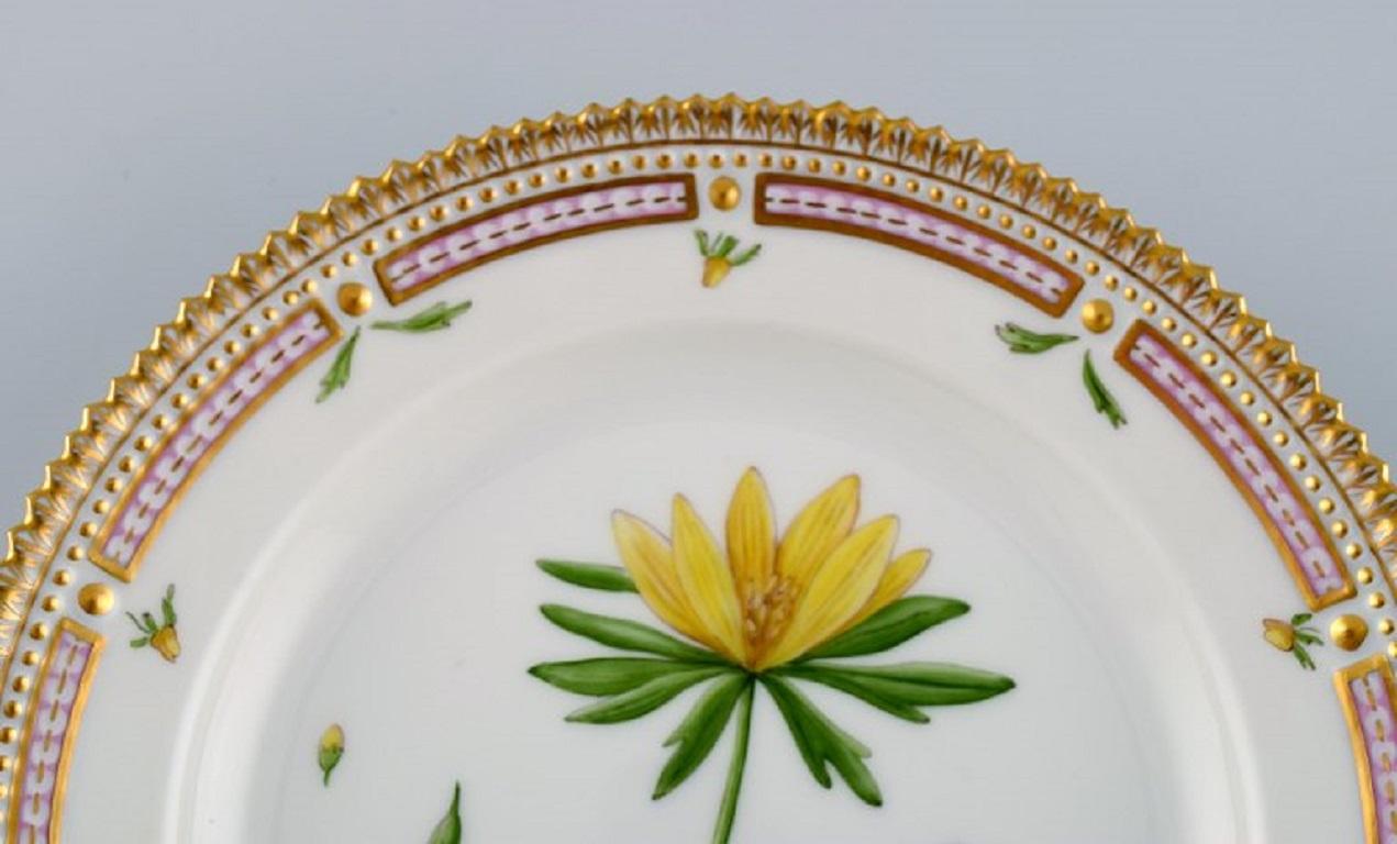Danois Assiette à salade Flora Danica de Royal Copenhagen en porcelaine peinte à la main avec fleurs en vente