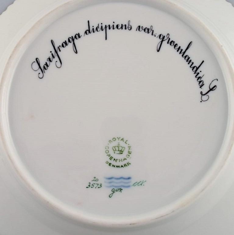 Peint à la main Assiette à salade Flora Danica de Royal Copenhagen en porcelaine peinte à la main avec fleurs en vente