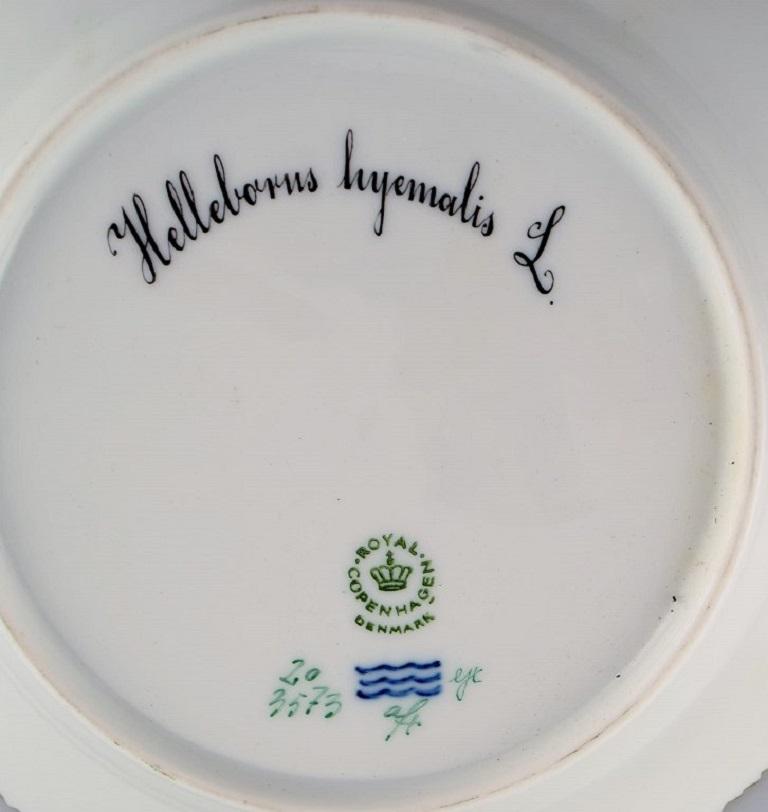 Peint à la main Assiette à salade Flora Danica de Royal Copenhagen en porcelaine peinte à la main avec fleurs en vente