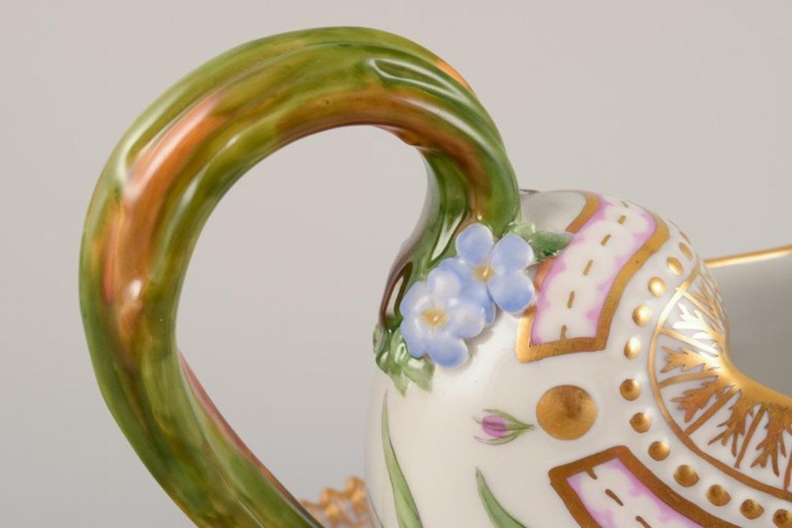 Porcelaine Saucière Flora Danica de Royal Copenhagen sur un piédestal avec une poignée en forme de feuille en vente