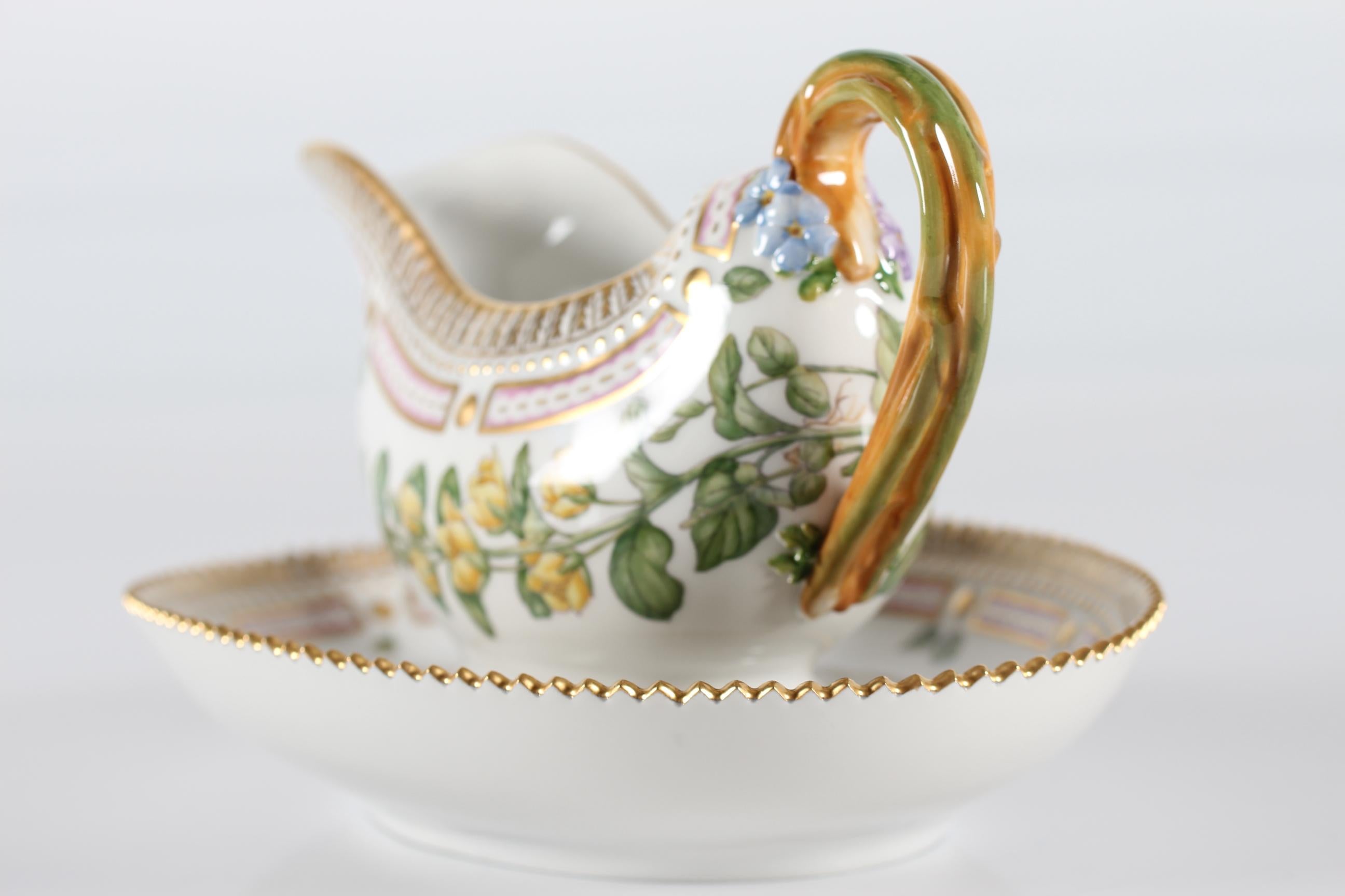 Royal Copenhagen Flora Danica Porcelain hand painted in Denmaerk

Sauce Boat or Sauce Pitcher model number 20/3556. 
With manufactor stamp from the period 1980-1984 decorated with flower in latin name: Lysimachia Mummularia L. 

Measures: