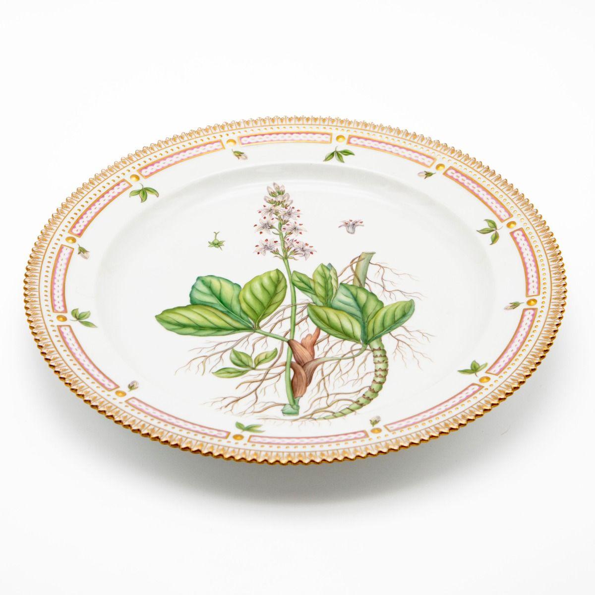 Royal Copenhagen – Flora Danica
Serving platter with hand-painted motif of Menyanthes Trifoliata L. (buckbean).
he piece is decorated with fine gilding along the rim and executed in exquisite detail.

Model no. 20/3524, signed with painter’s