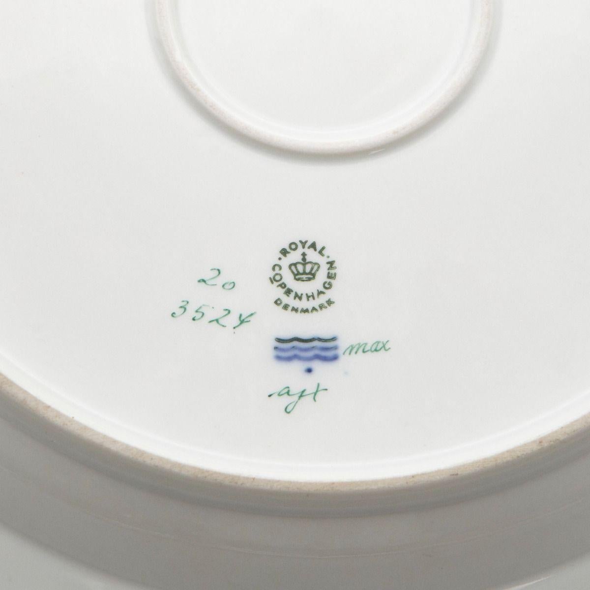 Royal Copenhagen Flora Danica Serving Platter with Menyanthes Trifoliata L., No. For Sale 1