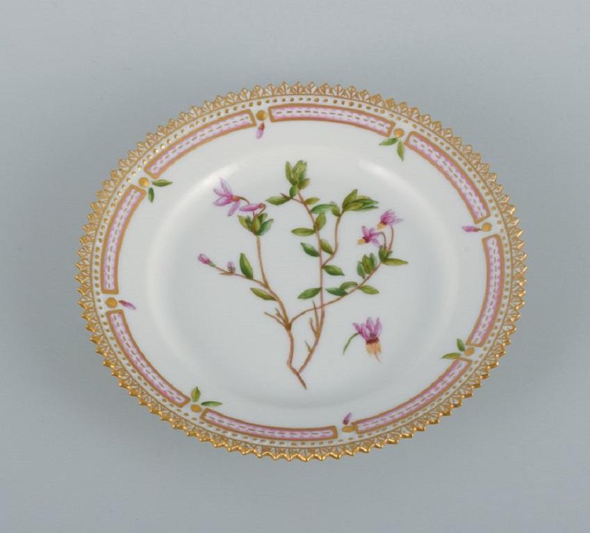 Royal Copenhagen Flora Danica side plate in hand-painted porcelain with flowers and gold decoration. 
Model number 20/3552.
In perfect condition.
First factory quality.
Stamped.
Dimensions: D 14.0 x H 2.0 cm.