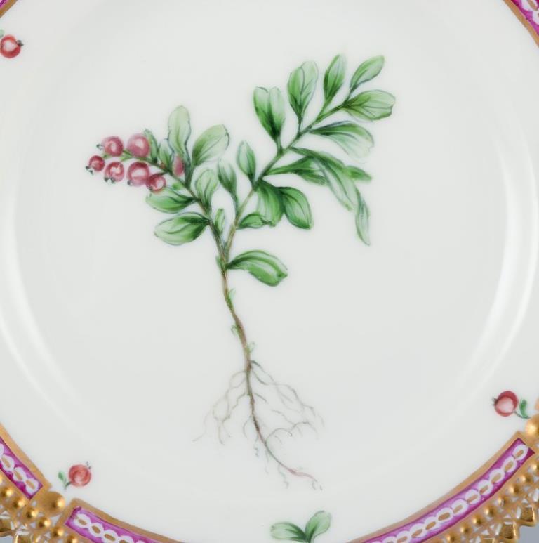 Royal Copenhagen Flora Danica. Piatto laterale in porcellana dipinta a mano con fiori e decorazioni dorate. 
Verniciato fuori dalla fabbrica.
Incontri: Ca. 1920s.
Nome latino.
In ottime condizioni.
Seconda qualità di