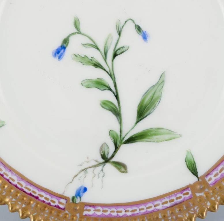 Royal Copenhagen Flora Danica. Piatto laterale in porcellana dipinta a mano con fiori e decorazioni dorate. 
Verniciato fuori dalla fabbrica.
Nome latino.
In ottime condizioni.
Seconda qualità di fabbrica.
Contrassegnato.
Diametro: 14,0 cm.