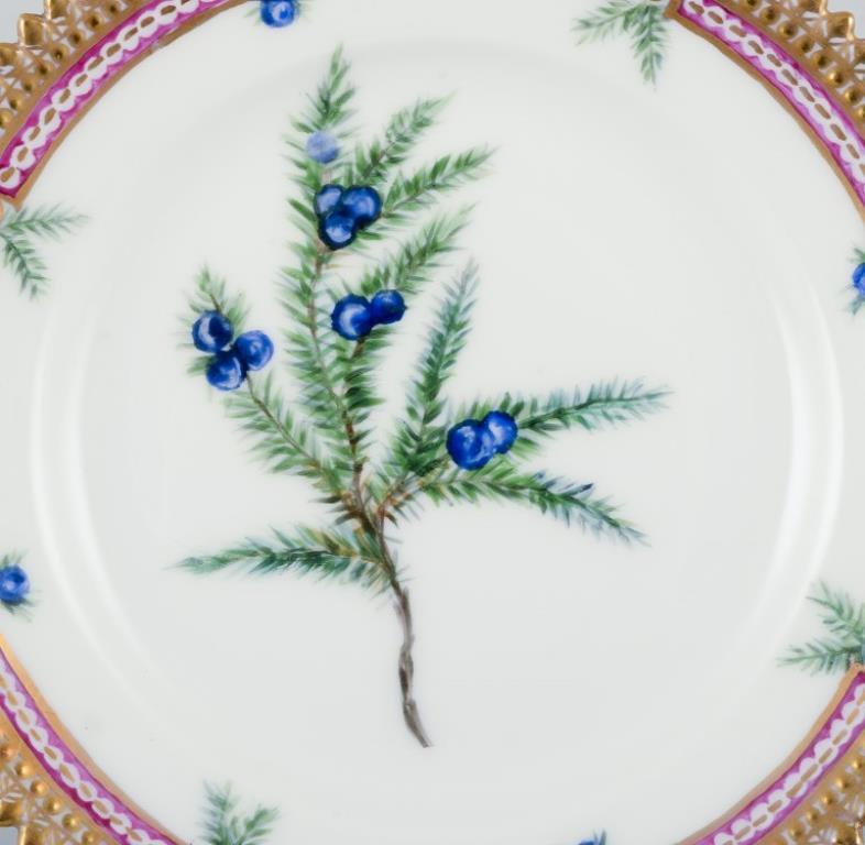 Royal Copenhagen Flora Danica. Piatto laterale in porcellana dipinta a mano con fiori e decorazioni dorate. 
Verniciato fuori dalla fabbrica.
Nome latino.
In ottime condizioni.
Seconda qualità di fabbrica.
Contrassegnato.
Diametro: 14,0 cm.