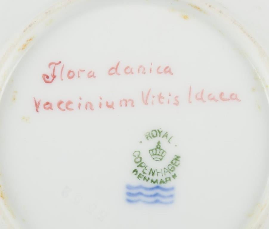 Dipinto a mano Royal Copenhagen Flora Danica. Piatto laterale in porcellana dipinta a mano con fiori in vendita
