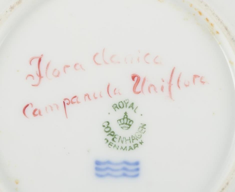 Dipinto a mano Royal Copenhagen Flora Danica. Piatto laterale in porcellana dipinta a mano con fiori in vendita
