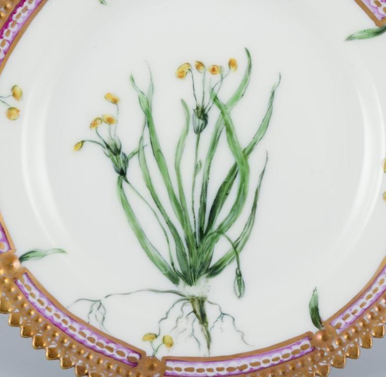 Royal Copenhagen Flora Danica. Beistellteller aus handbemaltem Porzellan mit Blumen und Golddekor. 
Außerhalb des Werks gestrichen.
Verabredung: Ca. 1920s.
Lateinischer Name.
In ausgezeichnetem Zustand.
Zweite Fabrikqualität.
Markiert.
Durchmesser: