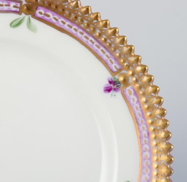 Flora Danica de Royal Copenhagen. Plato auxiliar de porcelana con flores, años 20 Danés