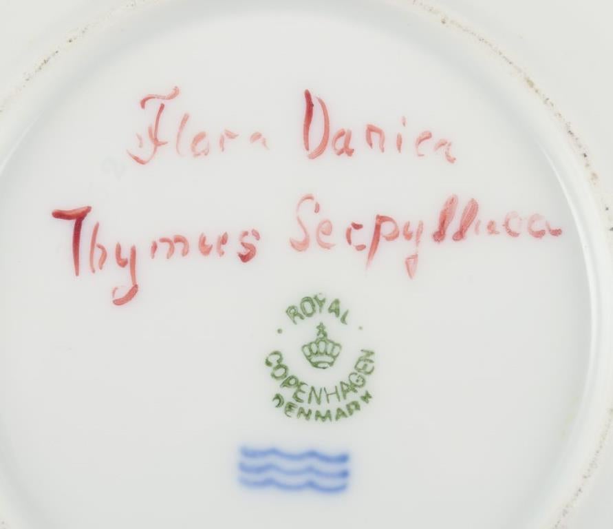 Flora Danica de Royal Copenhagen. Plato auxiliar de porcelana con flores, años 20 Pintado a mano