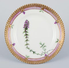 Flora Danica de Royal Copenhagen. Plato auxiliar de porcelana con flores, años 20