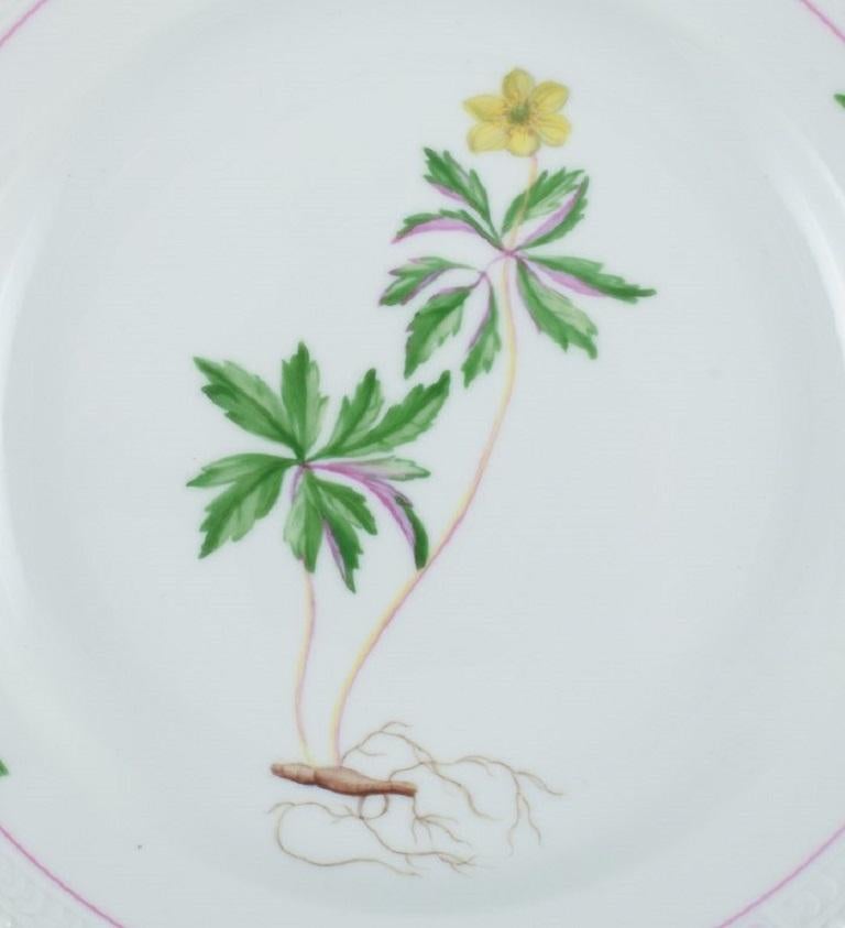 Royal Copenhagen, Flora Danica style. Dinner plate hand painted with floral motif and gold decoration.
Approximately 1920/1930s.
Second factory quality.
In great condition.
Marked.
Dimensions: D 25.5 x H 3.0 cm.