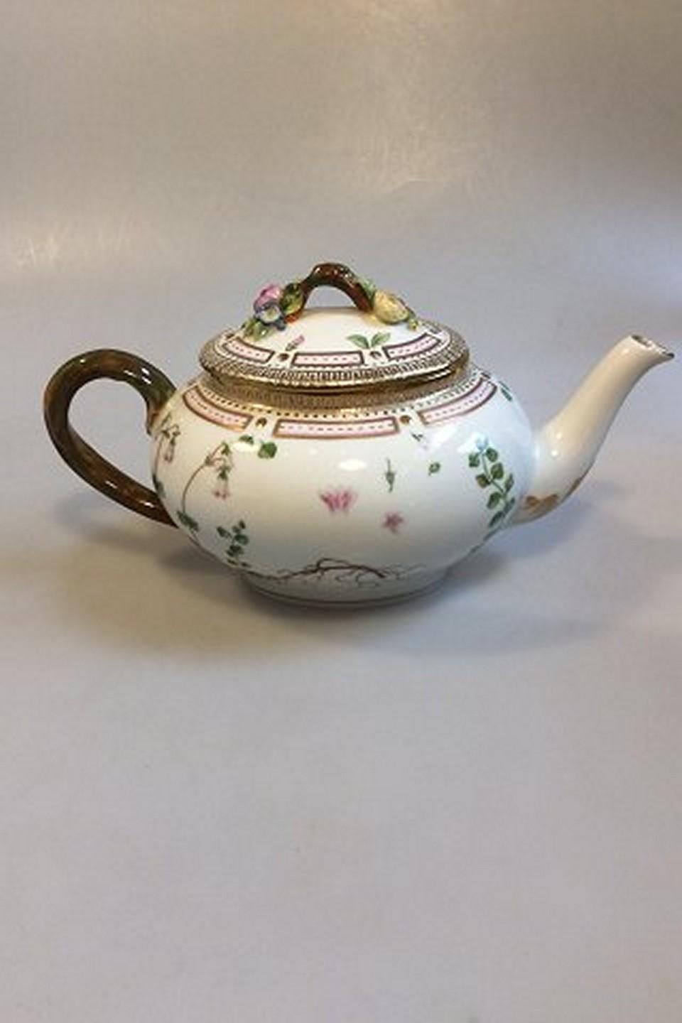 Neoclassical Royal Copenhagen Flora Danica Tea Pot No. 3631 / 143 For Sale