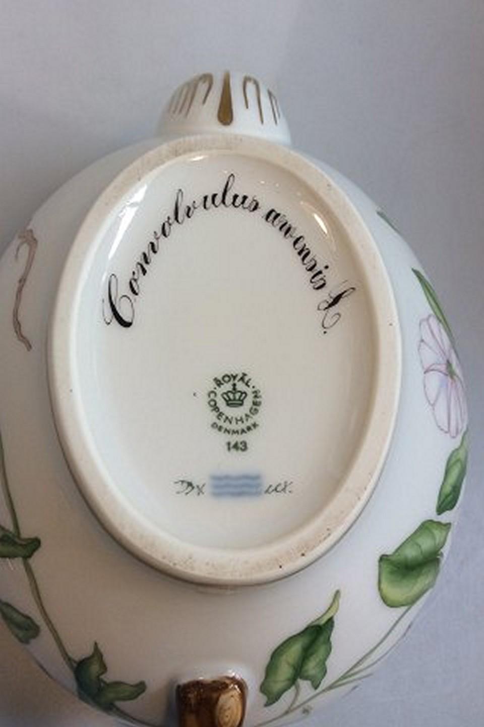 Royal Copenhagen Flora Danica tea pot with lid no. 3631 / 143.
Measures: 6 1/4