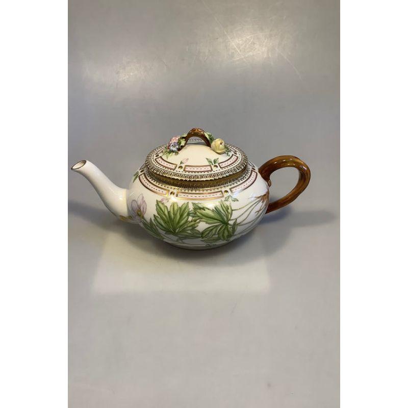 Royal Copenhagen Flora Danica teapot with lid no. 3631/143

Measures W8.2 × L10.6 x D27.0 × H15.0cm

Latin name: Anemone silvestris L.