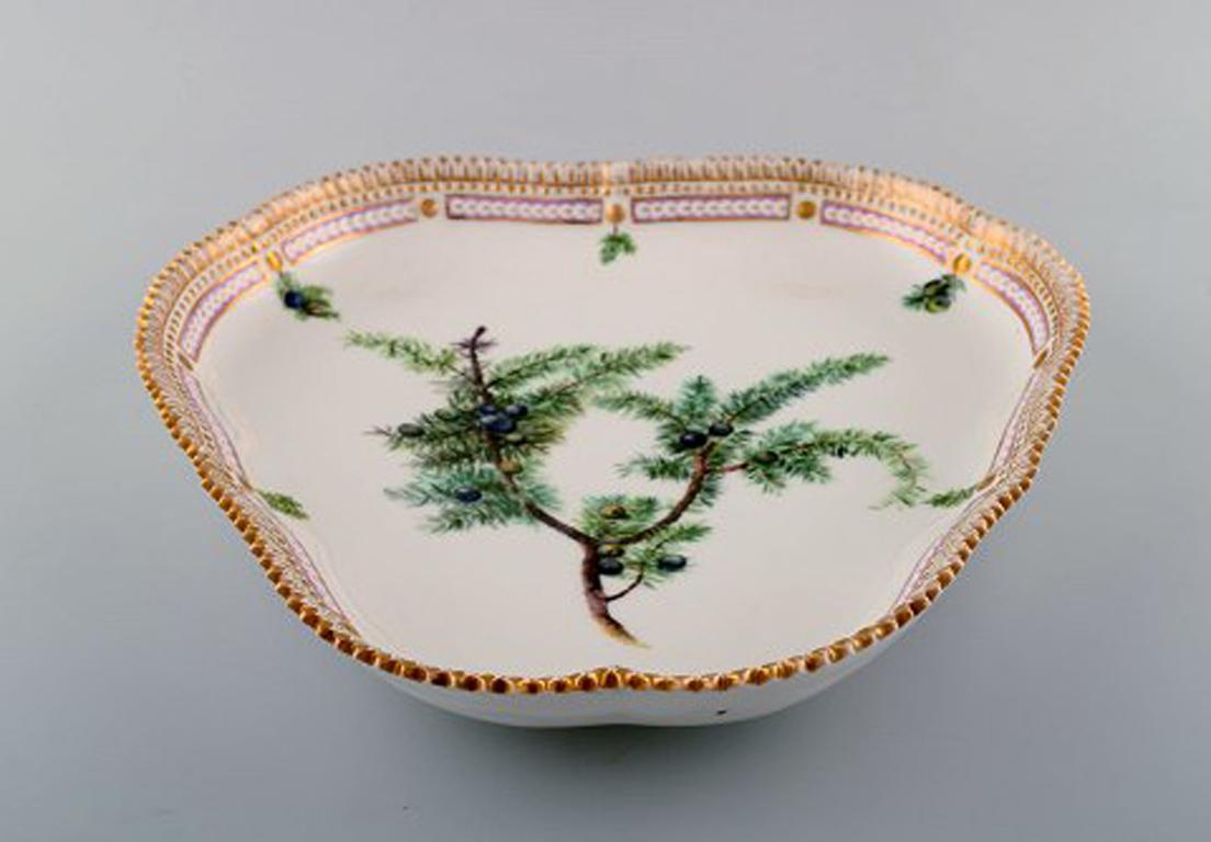 Royal Copenhagen Flora Danica triangular porcelain dish decorated in colors and gold.
Royal Copenhagen 20/3508.
Hand painted in highest quality.
Measures: 28 cm x 26.5 cm x 5 cm.
1. factory quality, in perfect condition.