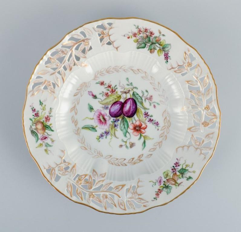 Royal Copenhagen, a set of four antique dinner plates with reticulated rim and leaf work.
Rare plates, hand painted with floral motifs.
Juliane Marie stamp.
Approx. 1900.
In perfect condition.
Second factory quality.
Decorated outside the