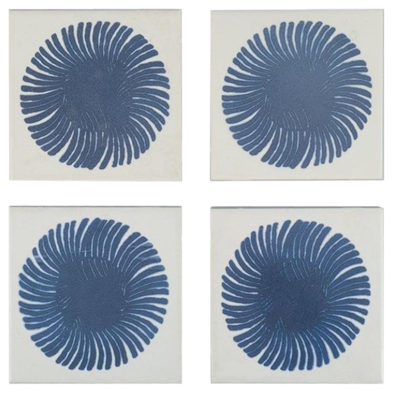 Royal Copenhagen, cuatro azulejos con motivo abstracto. Mediados del siglo XX. en venta