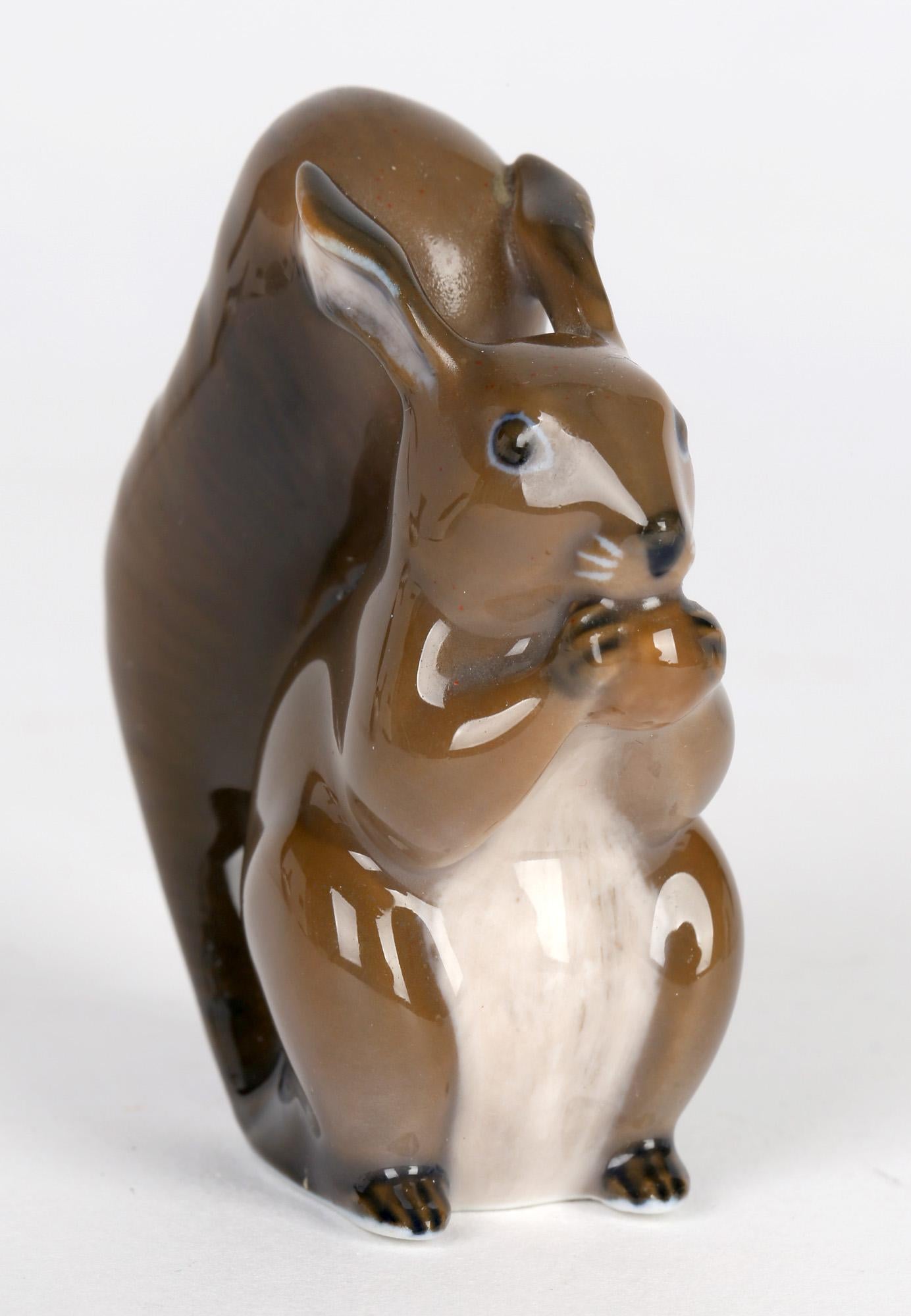 Vernissé Quatre figurines vintage d'oiseaux et d'écureuils en porcelaine danoise Royal Copenhagen en vente