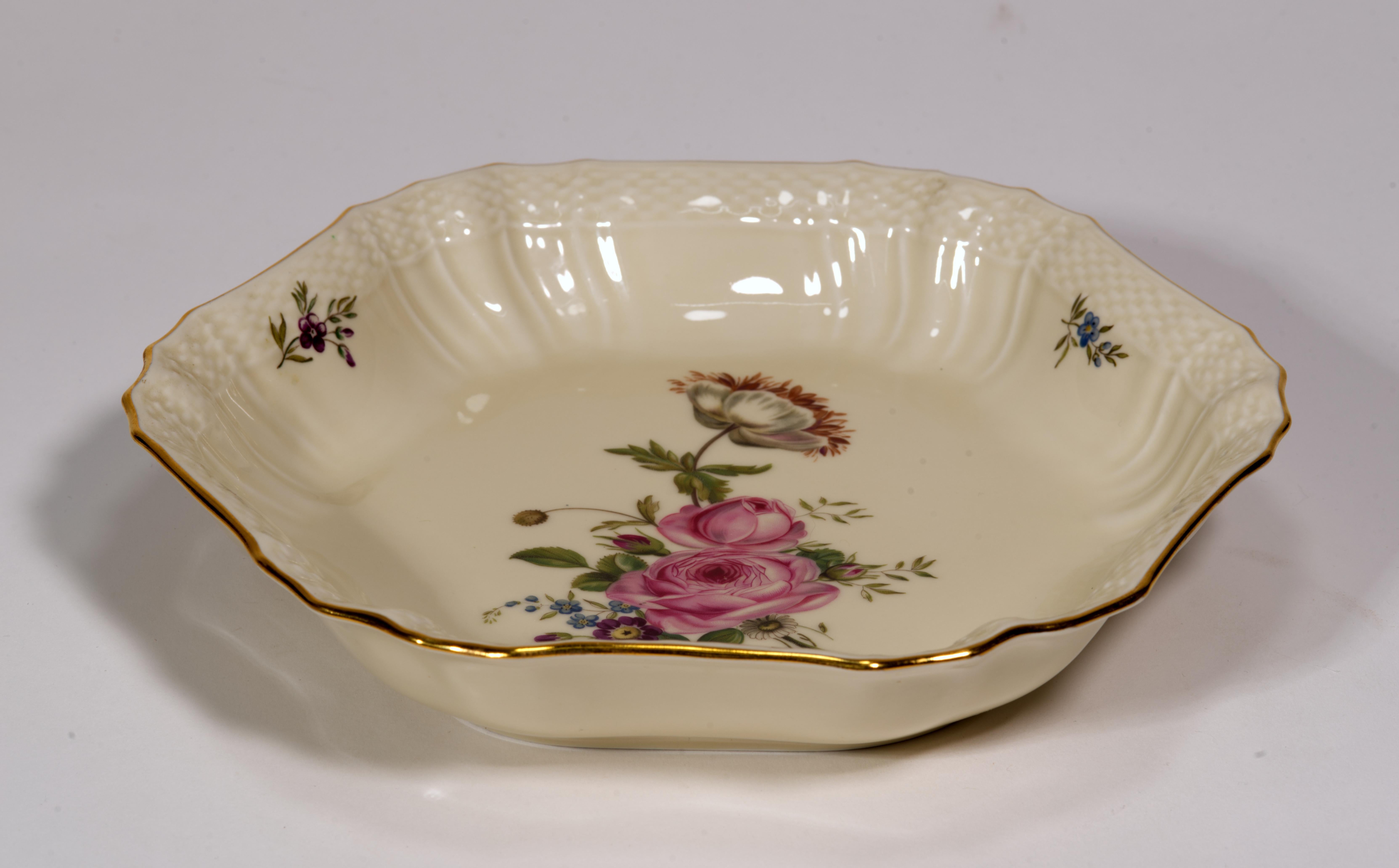  Rara fuente o tartera vintage de 6 lados con decoración multifloral en porcelana crema curvada con borde dorado en motivo Frijsenborg.

El modelo Frijsenborg fue diseñado por Thorkild Olsen y producido durante 64 años por Royal Copenhagen de