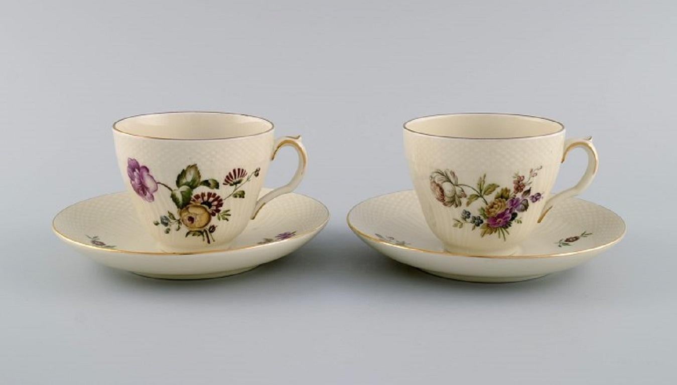 Royal Copenhagen Frijsenborg coffee service for eight people. 
Hand-painted porcelain with flowers and gold edge. 1950s.
The cup measures: 8 x 6.7 cm.
Saucer diameter: 14 cm.
Plate diameter: 15.7 cm.
In excellent condition.
Stamped.
1st