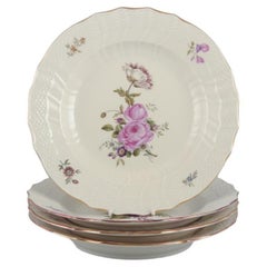 Royal Copenhagen "Frijsenborg". Quatre assiettes plates en porcelaine peintes à la main.