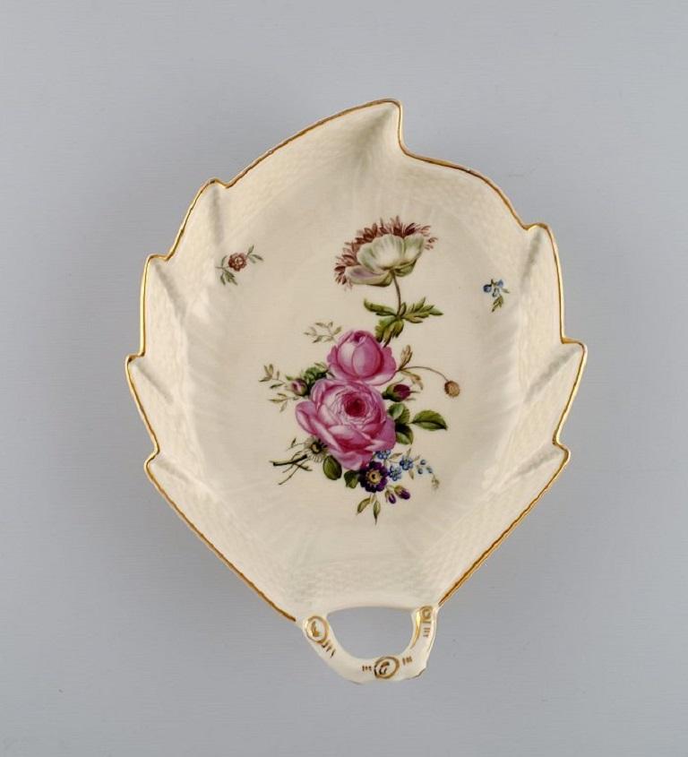 Salsiera e due ciotole di Royal Copenhagen Frijsenborg in porcellana dipinta a mano con fiori e bordi dorati. 1950s.
La salsiera misura: 25 x 12,5 x 11 cm.
La ciotola più grande misura: 21 x 6 cm.
In ottime condizioni.
Timbrato.
Terza qualità