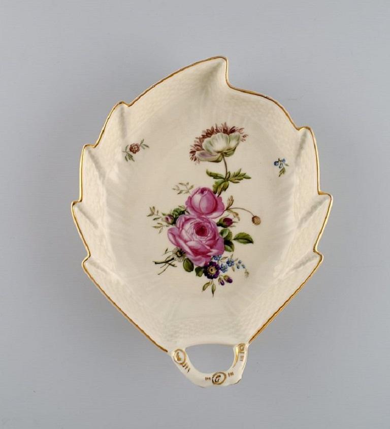 Royal Copenhagen Frijsenborg Sauciere und zwei Schalen aus handbemaltem Porzellan mit Blumen und Goldrand. 1950s.
Die Sauciere misst: 25 x 12,5 x 11 cm.
Die größte Schale misst: 21 x 6 cm.
In ausgezeichnetem Zustand.
Gestempelt.
3.