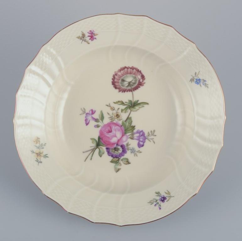 Royal Copenhagen „Frijsenborg“. Sechs tiefe Teller aus handbemaltem Porzellan mit floralen Motiven und Goldrand.
Modellnummer 910/1616.
Datierung: 1950s.
In ausgezeichnetem Zustand.
Markiert.
Erste Fabrikqualität.
Abmessungen: Durchmesser: 22,0 cm.