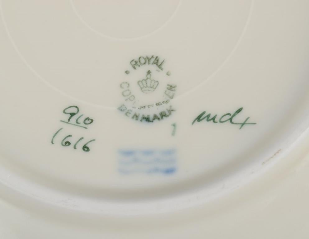 Royal Copenhagen „Frijsenborg“. Sechs tiefe Teller aus handbemaltem Porzellan. (Mitte des 20. Jahrhunderts) im Angebot