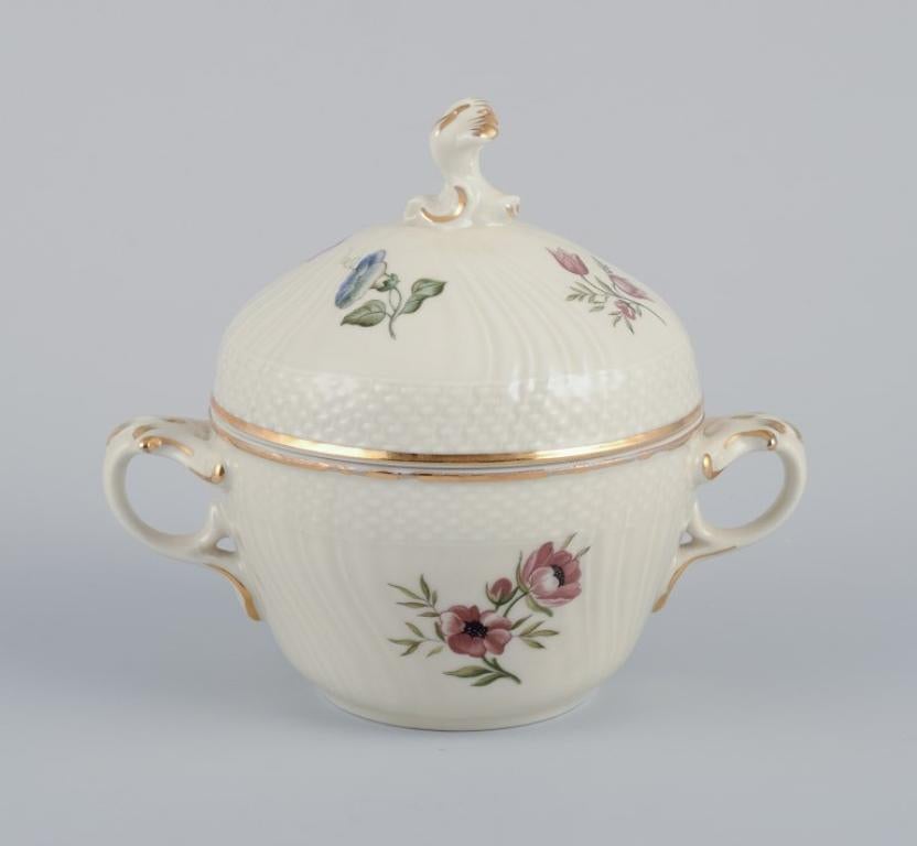 Royal Copenhagen, „Frijsenborg“. Zuckerdose und Milchkännchen.
Verziert mit floralen Motiven, Goldrand.
Datierung: 1950s.
Modell: 910/1865
Modell: 910/1536
Markiert.
In perfektem Zustand.
Zuckerdose: B 15,0 cm. mit Griffen x H 13,0