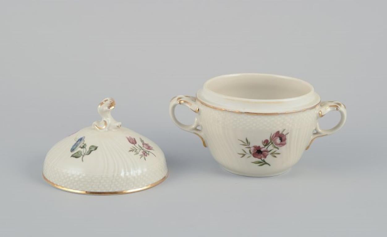 Royal Copenhagen, „Frijsenborg“. Zuckerschale und Milchkännchen mit Blumenmotiv (Dänisch) im Angebot