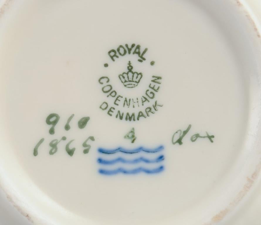 Royal Copenhagen, „Frijsenborg“. Zuckerschale und Milchkännchen mit Blumenmotiv (Handbemalt) im Angebot