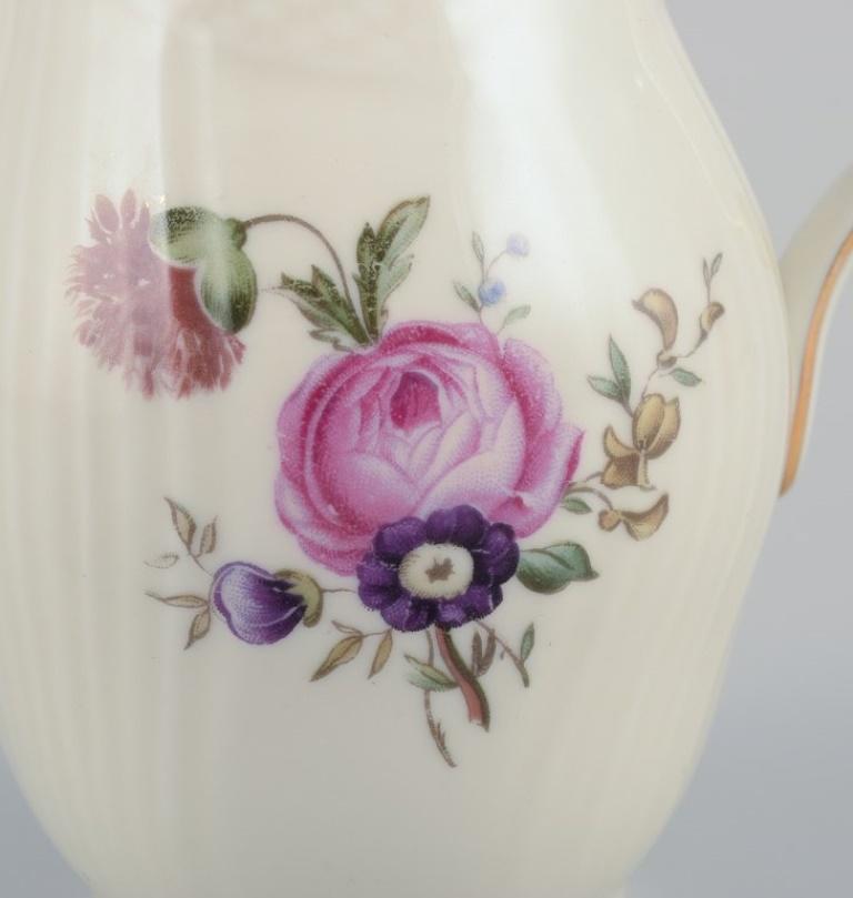 Royal Copenhagen, „Frijsenborg“. Zuckerschale und Milchkännchen mit Blumenmotiv (Porzellan) im Angebot