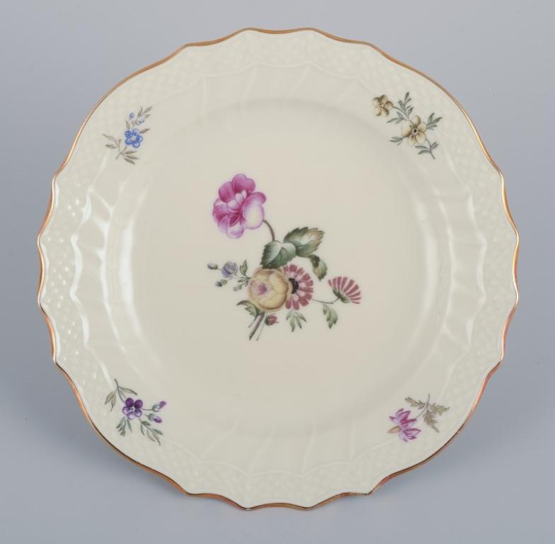 Royal Copenhagen, Frijsenborg. Douze assiettes en porcelaine.
Décorée de motifs floraux, bordée d'or.
Datation : 1950s
Numéro de modèle 910/1625
Marqué.
En parfait état.
Dimensions : 17,5 cm : 17,5 cm.