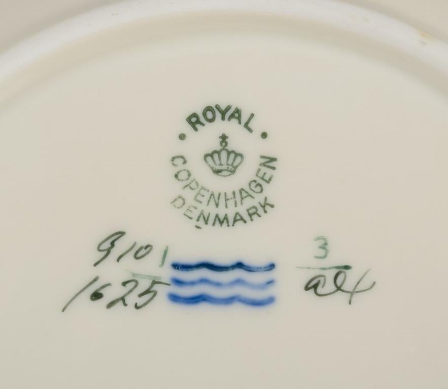 Peint à la main Royal Copenhagen, Frijsenborg. Douze assiettes en porcelaine peinte à la main. en vente