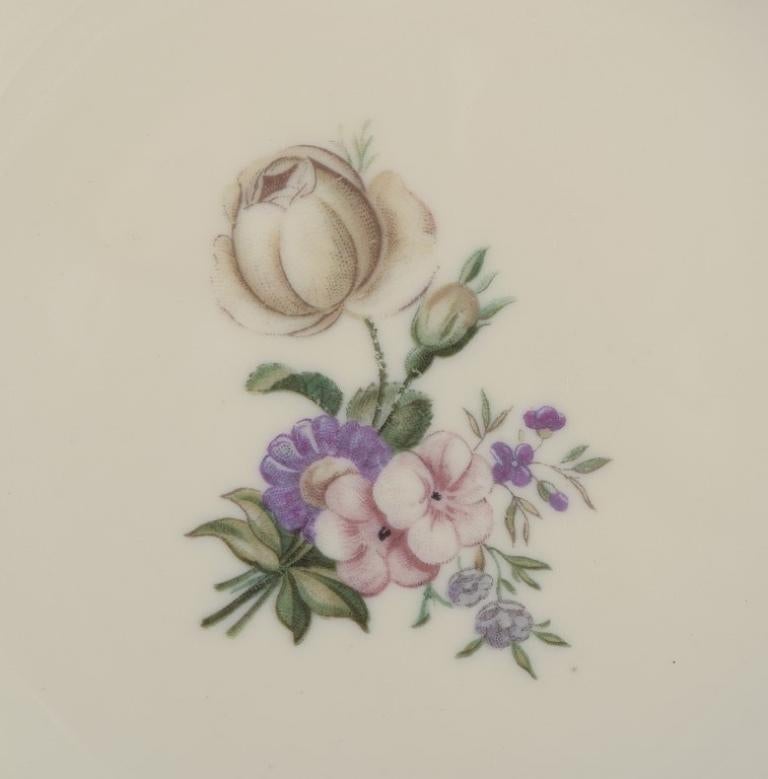 Milieu du XXe siècle Royal Copenhagen, Frijsenborg. Douze assiettes en porcelaine peinte à la main. en vente