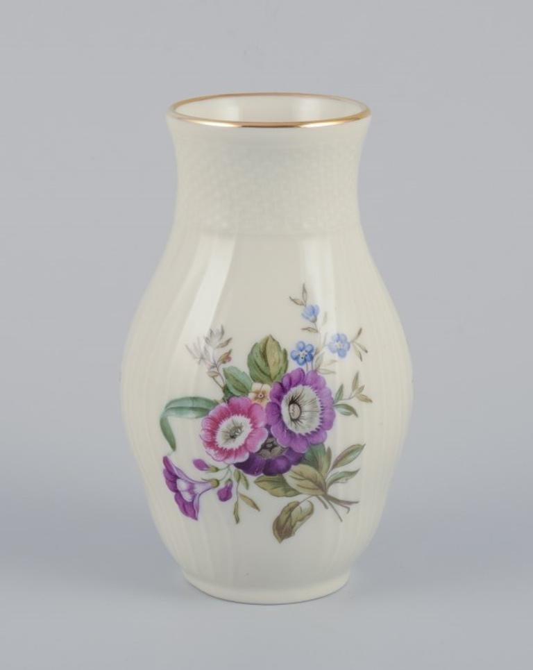 Royal Copenhagen Frijsenborg Deux plats et un vase en porcelaine, peints à la main avec des fleurs et un bord doré. 
Numéro de modèle 910/1803. Première qualité d'usine.
Numéro de modèle 910/1863. Première qualité d'usine.
Numéro de modèle 910/1524.