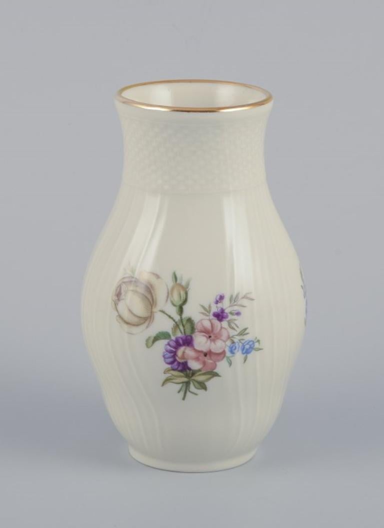 Danois Royal Copenhagen Frijsenborg Deux plats et un vase en porcelaine. en vente