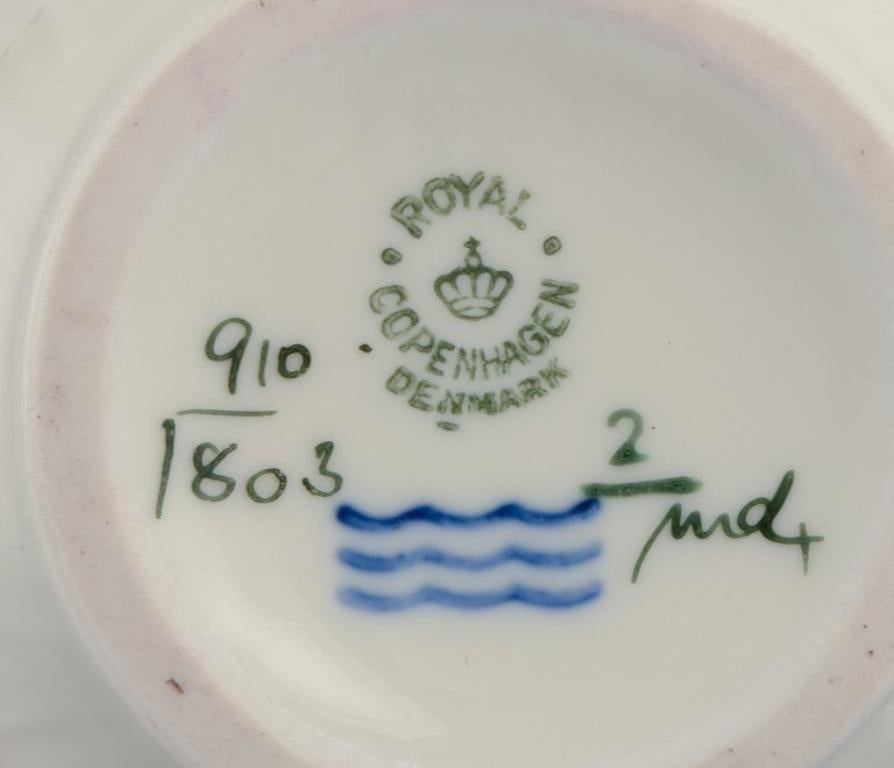 Peint à la main Royal Copenhagen Frijsenborg Deux plats et un vase en porcelaine. en vente