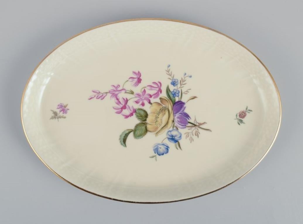 Milieu du XXe siècle Royal Copenhagen Frijsenborg Deux plats et un vase en porcelaine. en vente