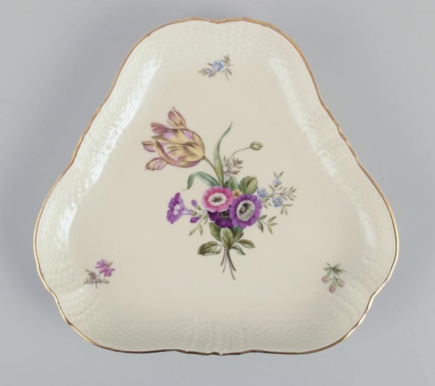 Royal Copenhagen Frijsenborg Deux plats et un vase en porcelaine. en vente 2