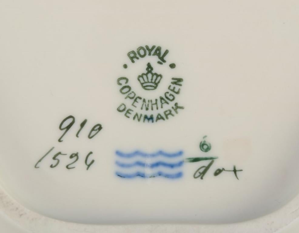 Royal Copenhagen Frijsenborg Deux plats et un vase en porcelaine. en vente 3
