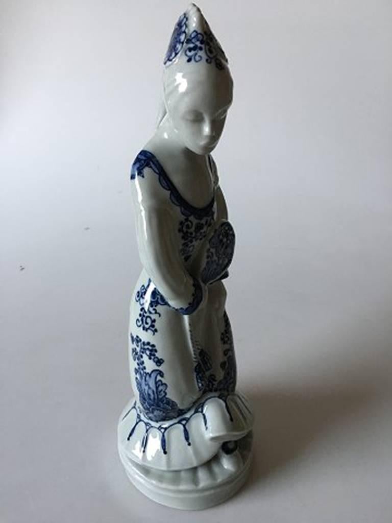 Royal Copenhagen Georg Thylstrup figurine of lady with mirror #1529. Measures 28.5cm and is in good condition.
