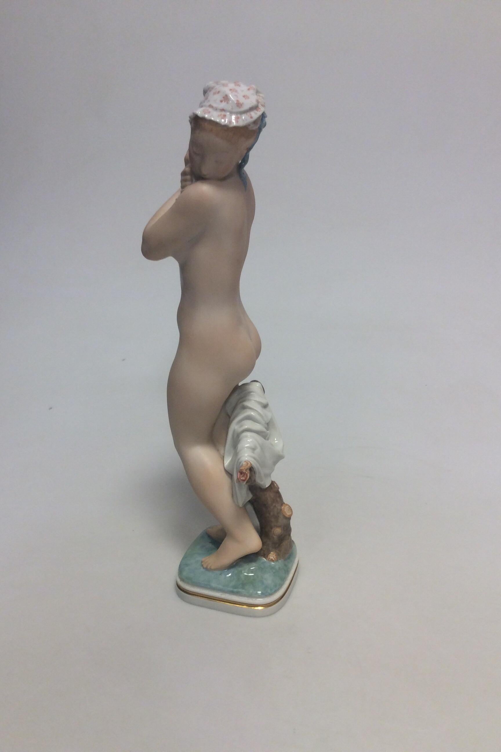 Royal Copenhagen Gerhard Henning Figurina in overglaze di Gerhard Henning Ragazza che fa il bagno n. 2428

Måler 33cm / 13