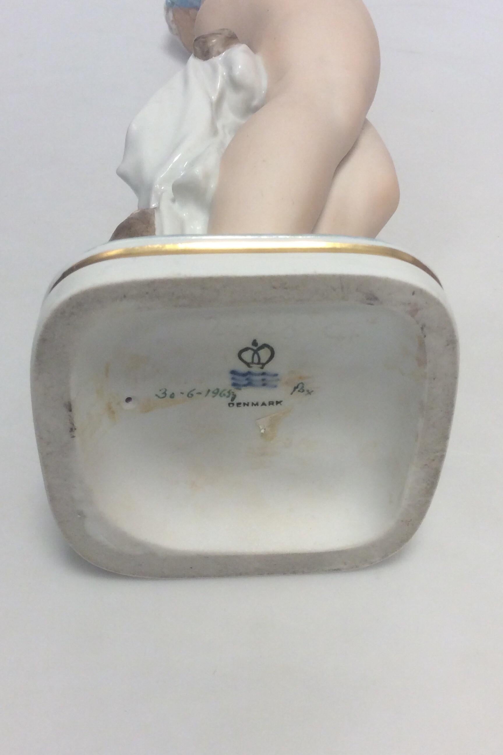 Danese Royal Copenhagen Gerhard Henning, statuetta in overglaze della ragazza che fa il bagno n. 2428 in vendita